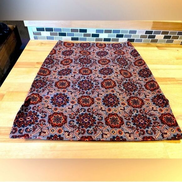 Beautiful Loft, tapestry mini skirt, with a slit on both sides. Women’s size 4P. - Picture 5 of 5